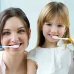 Educazione dentale per bambini giocare per prendersi cura dei denti 1
